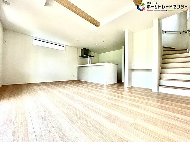 【リビング】≪Living room≫
ホームパーティに招きたくなる自慢の広々LDK.伸びやかな子育てや、にぎやかなふれあいの日々を存分に楽しんでください。