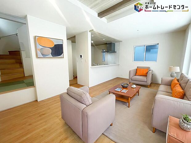 【LDK】≪Living room≫
ママの目線でデザインされた住まいは、水回りの導線や豊富な収納など魅力がたくさん。住み心地の良さをぜひご体感下さい!
※家具はCGでございます。