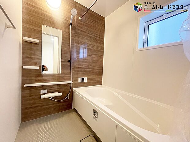 【浴室】≪Bathroom≫
窓付きのバスルーム。陽射し差し込む明るい環境は、日中の入浴も気持ち良くお使い頂けそうです。
