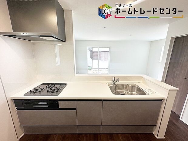 【キッチン】≪Kitchen≫
ママさんに人気のある対面式キッチン♪お料理をしながら「今日どんなことがあったの？」も楽しみの一つです♪	
