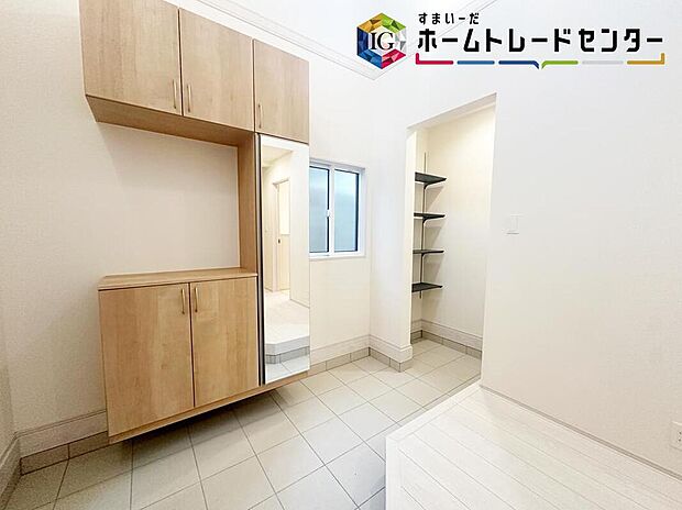 【玄関】開放感のある玄関ホール。温もり感じるフローリング仕様ですので、ご家族やお客様を温かく迎えてくれます。
