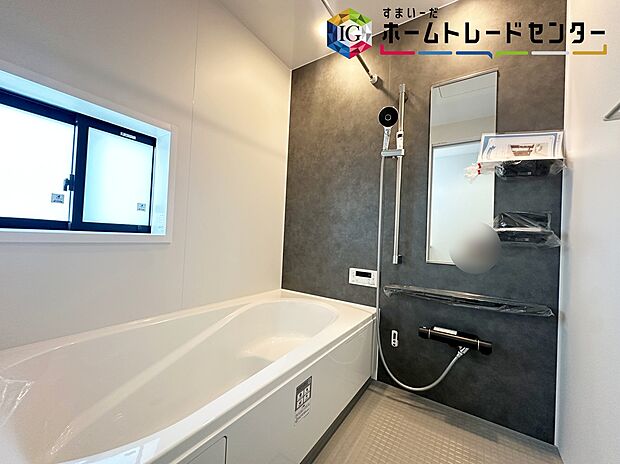 【浴室】≪Bathroom≫
窓付きのバスルームは、採光もあり明るく気持ちの良い空間です。窓があることで、換気環境も良好。掃除もスムーズに出来ます。
