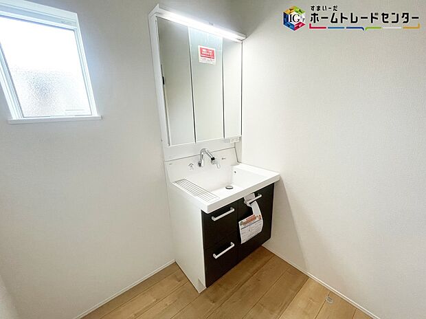 【洗面所】≪Powder room≫
サニタリースペースには窓が備えられております。毎朝の身支度も、陽の光差し込む明るい空間で、快適にお使い頂けそうです。