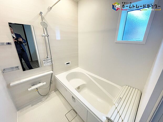 【浴室】≪Bathroom≫
窓付きのバスルーム。陽射し差し込む明るい環境は、日中の入浴も気持ち良くお使い頂けそうです。