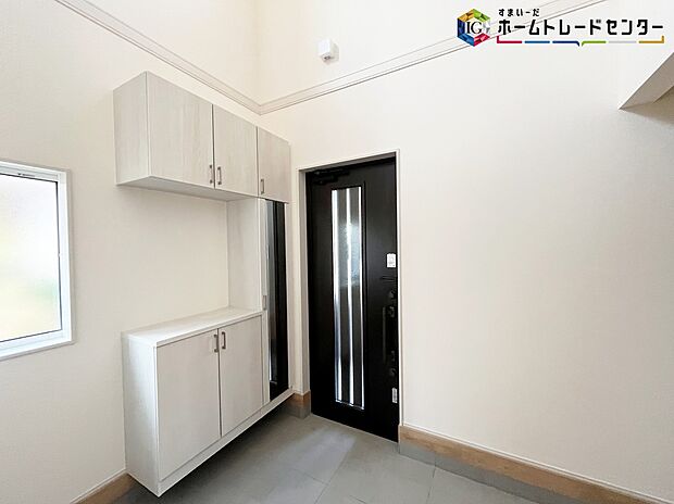 【玄関】≪entrance≫
ご家族が増えると靴の数も増えますね。扉を閉めてしまえば玄関もすっきりとした印象に。年末年始の来客が増える時期にも嬉しい玄関収納です。