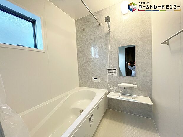 【浴室】≪Bathroom≫
窓付きのバスルーム。陽射し差し込む明るい環境は、日中の入浴も気持ち良くお使い頂けそうです。
