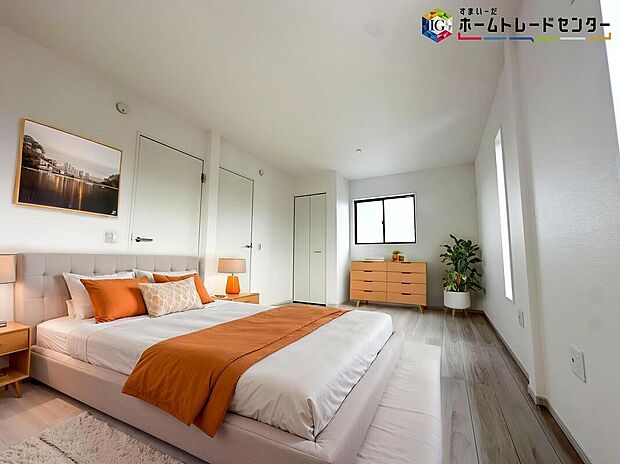 【居室】≪Room≫
採光良好な明るい室内。木の温もりがやさしいフローリングは安らぎをもたらすプライベート空間。
※家具はCGでございます。
