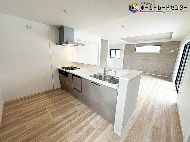 【キッチン】≪Kitchen≫
リビングで遊んでいるお子様を見守りながら、時にはお喋りをしながら料理や後片付けができる人気の高いスタイルです♪	