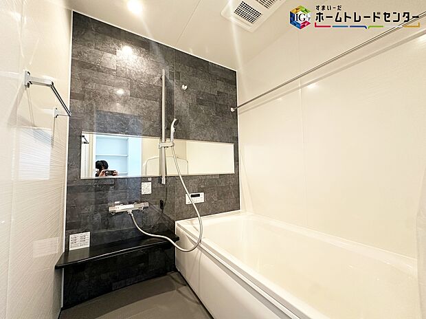 【浴室】≪Bathroom≫
窓付きのバスルーム。陽射し差し込む明るい環境は、日中の入浴も気持ち良くお使い頂けそうです。
