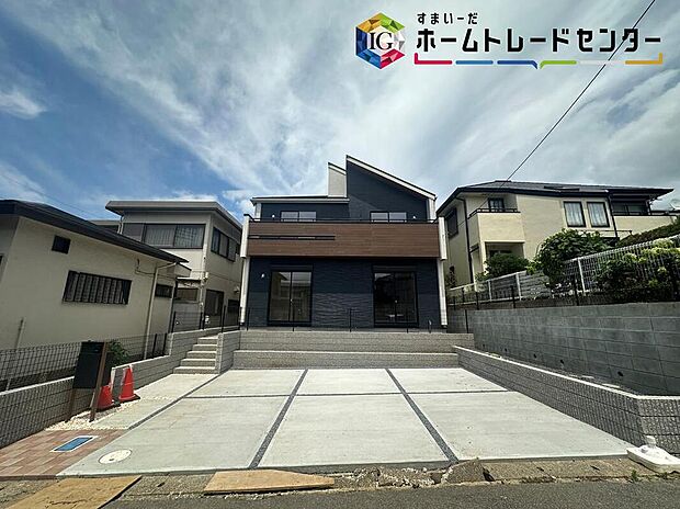 【現地外観写真】◆目の届きやすい場所に駐車場があるので安心感があります。また、荷物をたくさん持った状態でも車を降りてすぐ建物内に入ることができ、子どもを持つファミリー世帯にもおすすめです。