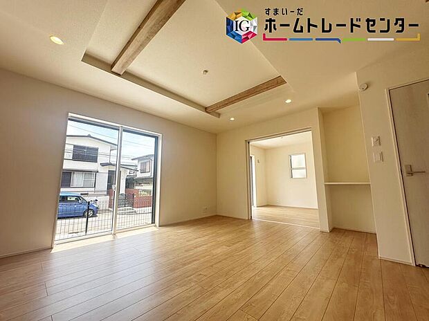 【リビング】家族とのつながりを意識した見通しのいいリビングは会話が弾んでみんなを笑顔にします。