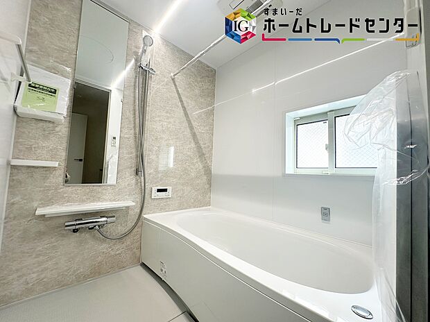 【浴室】≪Bathroom≫
窓付きのバスルームは、採光もあり明るく気持ちの良い空間です。窓があることで、換気環境も良好。掃除もスムーズに出来ます。