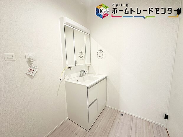 【洗面台】≪Powder room≫
白を基調とした爽やかなサニタリースペース。清潔感のある快適空間です。毎日の身支度も気持ち良くお使い頂けます。