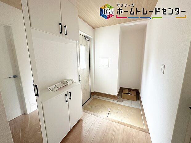 【玄関】姿見付きの下駄箱で、お家を出る前に今日のコーディネートの最終チェックをすることができます♪