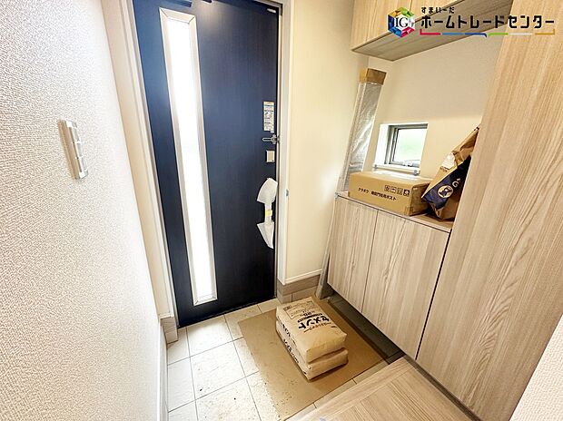 【玄関】≪entrance≫
ご家族が増えると靴の数も増えますね。扉を閉めてしまえば玄関もすっきりとした印象に。年末年始の来客が増える時期にも嬉しい玄関収納です。