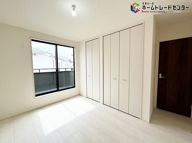 【リビング以外の居室】お陽さまの光をさわやかな風をたっぷりとりこめます。室内はいつも明るい印象なので気持ちの良い朝を迎えられます。毎日の生活も明るくなりそうです。