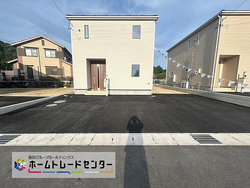 ２号棟
一戸建ての大きなメリットは、「自分の土地」を自由に使えること。好きなペットが飼えるほか、ガーデニングやＤＩＹ、車やバイクの手入れなど様々な趣味を楽しめます♪