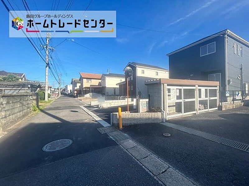 前面は交通量の少ない北側４．０５ｍ道路です。静かで、落ち着いて駐車を行える環境です♪