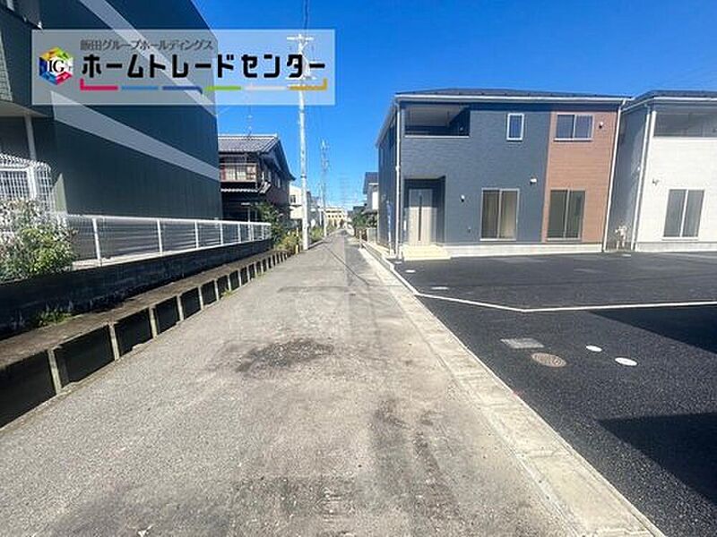 前面は西側４．１３ｍ道路です。静かで、交通量も少なく落ち着いて駐車を行える環境になっております♪