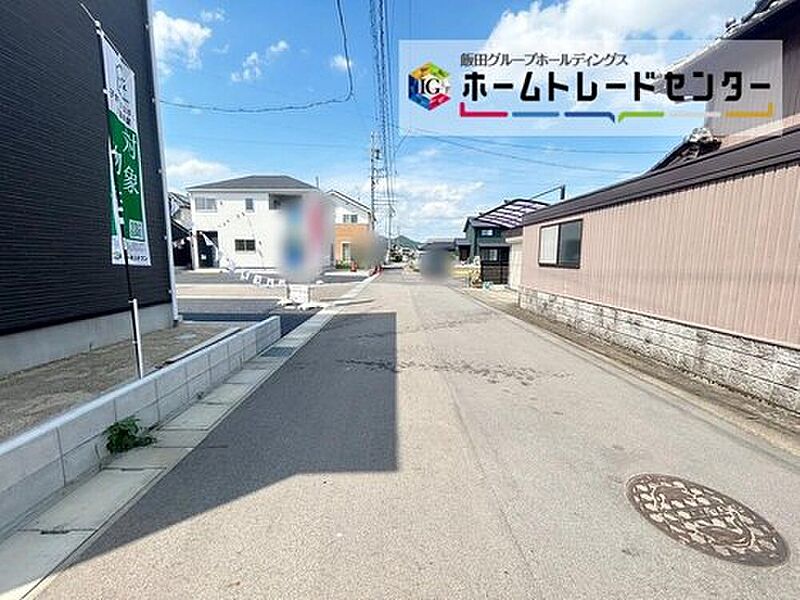 前面は南側６．０ｍ、北側６．０ｍ東側５．４m道路です。ゆとりがあり、交通量も少なく落ち着いて駐車を行える環境です♪