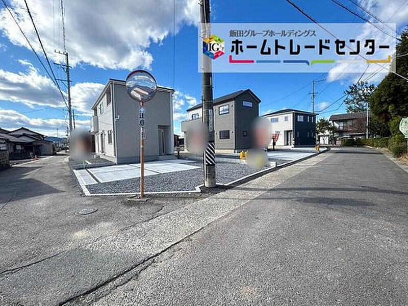 前面は南側約４．０m東側約５．３m道路です。交通量も少なく、駐車も落ち着いて行える環境になっています♪