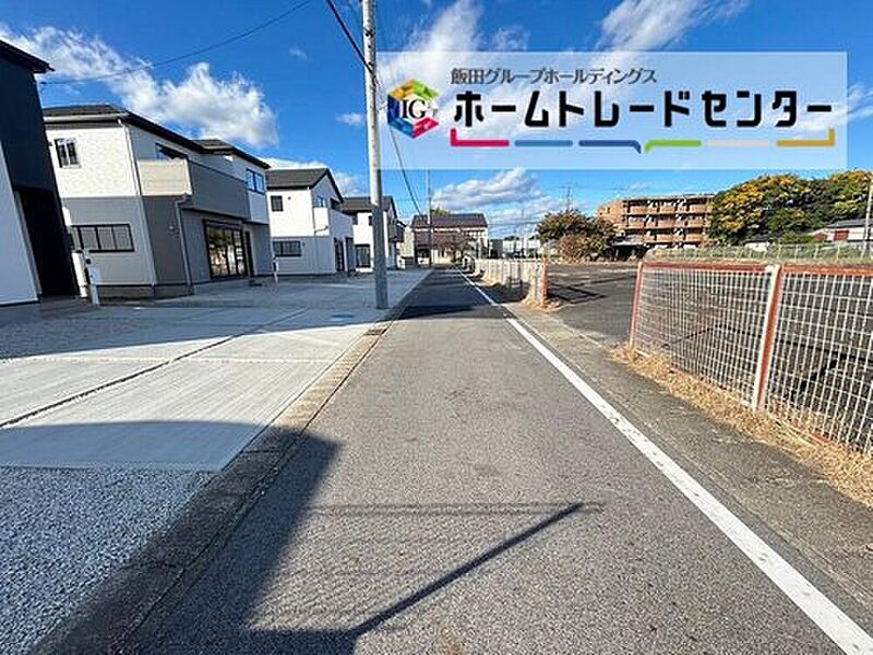 前面は東側４．０ｍ、北側８．２ｍ道路です。ゆとりがあり、駐車も落ち着いて行える安心・安全の環境になっています。