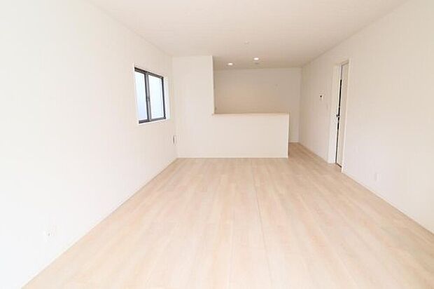 ２号棟
約１６帖の明るいリビング♪対面式キッチンは、家事をしながら家族の様子が一目でわかる安心＆便利設備♪