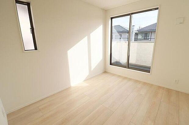 ２号棟
２面採光を施した為、晴れの日の日中はいつも明るい室内に。窓を開放すれば気持ちの良い風が入り込んできます。