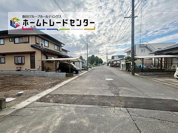 前面は北側7.9m道路です。交通量も少なくゆとりがあり、落ち着いて駐車を行える環境になっております♪