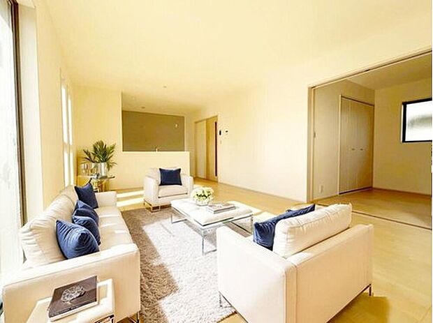 4号棟
約18帖の明るいリビング。(現況の物件写真に、CG による画像処理を行っています。家具、家電、照明器具、小物、カーテン、その他のイメージはCG です)