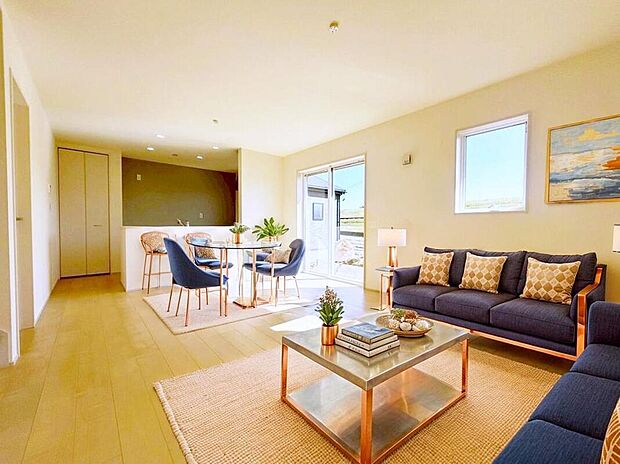 １号棟
約１５．７５帖の明るいリビング♪（現況の物件写真に、CG による画像処理を行っています。家具、家電、照明器具、小物、カーテン、その他のイメージはCG です。）