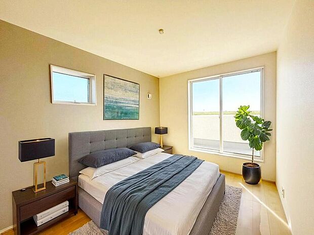 １号棟
２面採光を施した為、晴れの日の日中はいつも明るい室内に。（現況の物件写真に、CG による画像処理を行っています。家具、家電、照明器具、小物、カーテン、その他のイメージはCG です。）