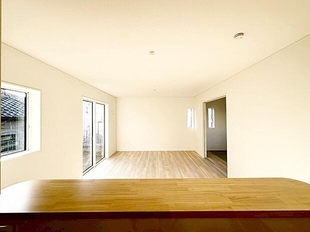 明るい雰囲気が心地いいリビング！採光良好です！家族団らんの時間も増えそうなくつろぎの場所になりそう☆