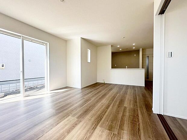 2号棟
約17.25帖の明るいリビング♪対面式キッチンは、家事をしながら家族の様子が一目でわかる安心&便利設備♪