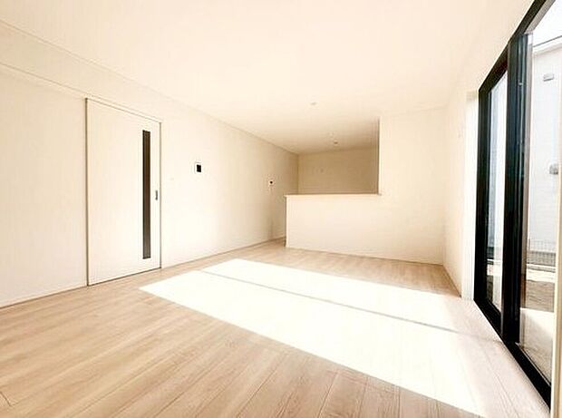 １号棟
約１６帖の明るいリビング♪対面式キッチンは、家事をしながら家族の様子が一目でわかる安心＆便利設備♪