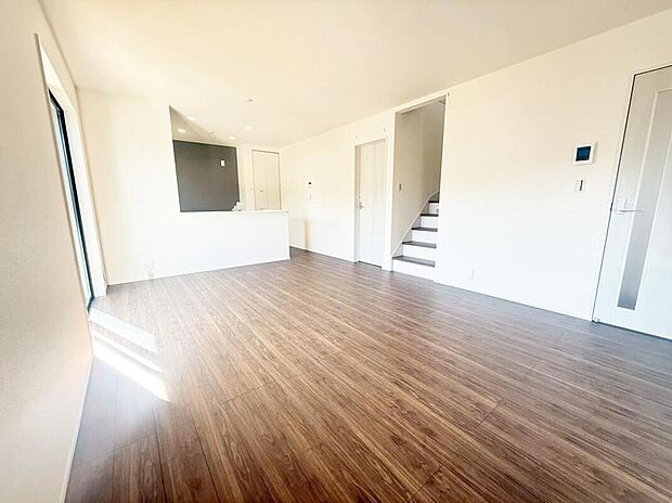 （２号棟）
約１５．７５帖の明るいリビング♪対面式キッチンは、家事をしながら家族の様子が一目でわかる安心＆便利設備♪　