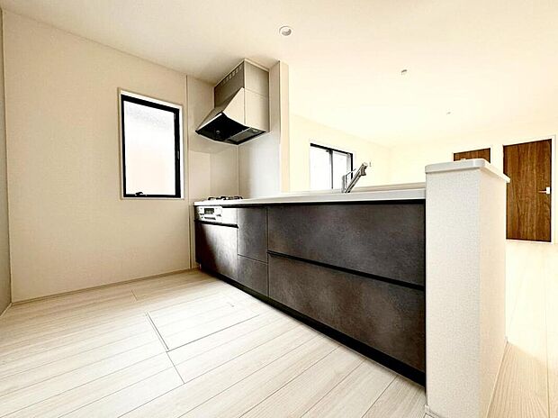 ３号棟
収納力豊富なシステムキッチン。大型スライド収納付きで、すっきり片付けやすいキッチンです。床下収納もついています♪