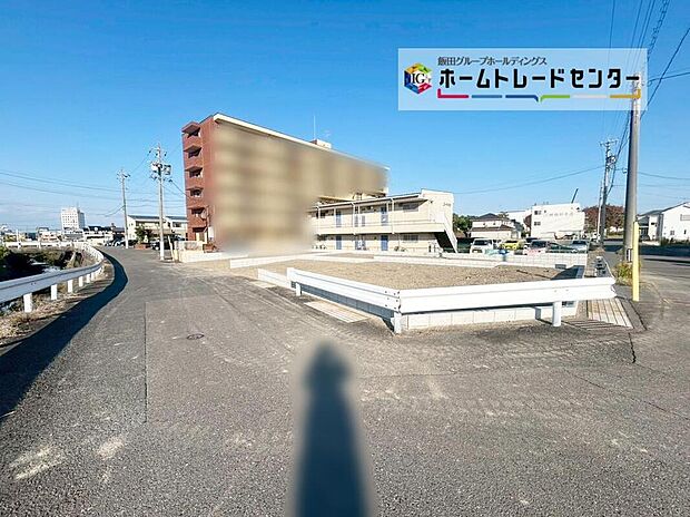 前面は南側８．０ｍ、西側６．０ｍ道路です。交通量が少なくゆとりがあり、駐車も落ち着いて行える環境になっています。