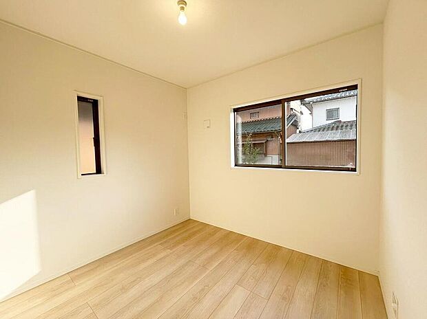 ２面採光を施した為、晴れの日の日中はいつも明るい室内に。窓を開放すれば気持ちの良い風が入り込んできます。