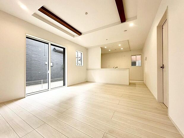 1号棟
オシャレな折上天井仕様のリビング。採光良好です♪家族も自然と集まる居心地の良い快適な空間を演出♪