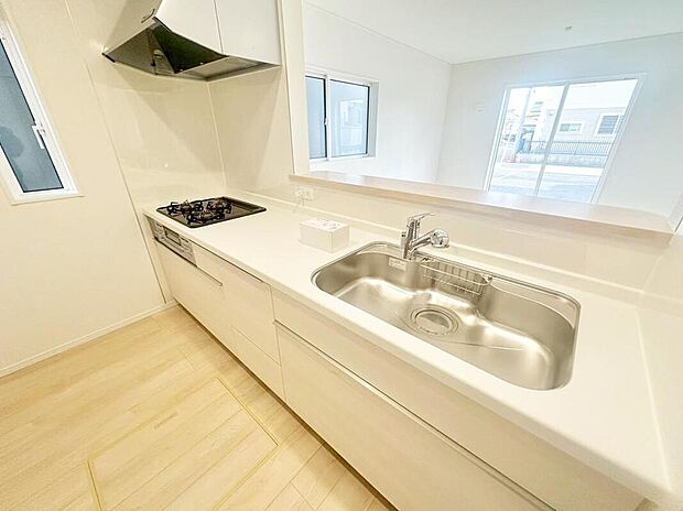 １号棟
収納力豊富なシステムキッチン。大型スライド収納付きで、すっきり片付けやすいキッチンです。床下収納もついています！