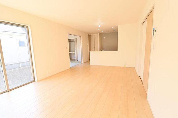 １号棟
約１８帖の明るいリビング♪対面式キッチンは、家事をしながら家族の様子が一目でわかる安心＆便利設備♪