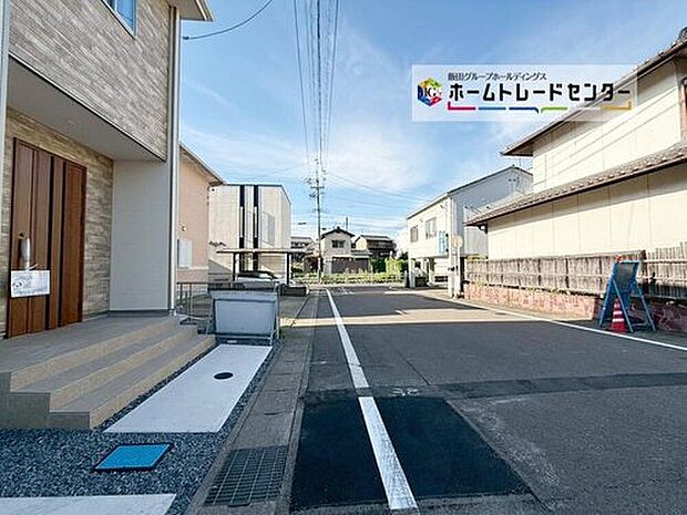 前面は交通量の少ない東側７．９ｍ道路です。駐車も落ち着いて行える安心・安全の環境になっています。