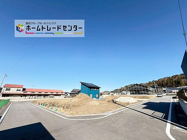 前面は南側6.0m、西側6.0m道路です。交通量が少なくゆとりがあり、駐車も落ち着いて行える環境になっています。