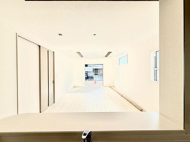 明るい雰囲気が心地いいリビング♪採光良好です!家族団らんの時間も増えそうなくつろぎの場所になりそう♪