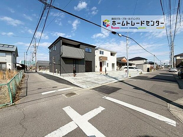 前面は西側2.1m南側5.4m道路です。ゆとりがあり交通量が少なく、駐車も落ちて行える安全な環境になっています♪