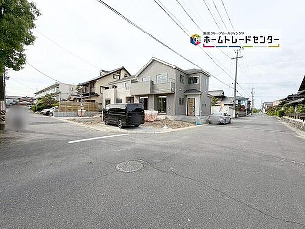 前面は、交通量の少ない南側6.0m東側8.0m道路です。ゆとりがあり、駐車も落ち着いて行える安心・安全の環境になっています♪