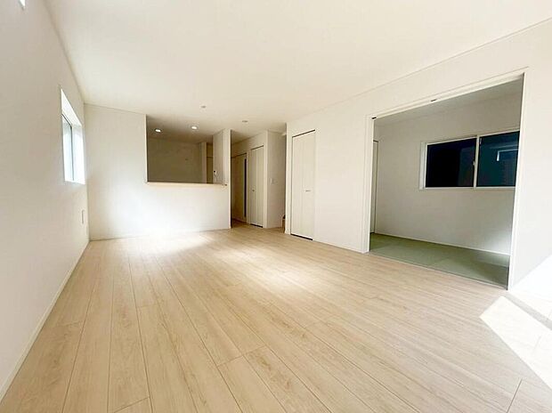 1号棟
約18.2帖の明るいリビング♪対面式キッチンは、家事をしながら家族の様子が一目でわかる安心&便利設備♪