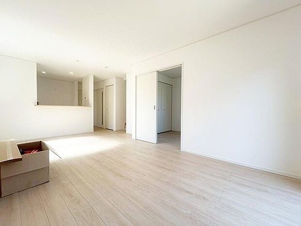 約１７．２帖の明るいリビング♪対面式キッチンは、家事をしながら家族の様子が一目でわかる安心＆便利設備♪　