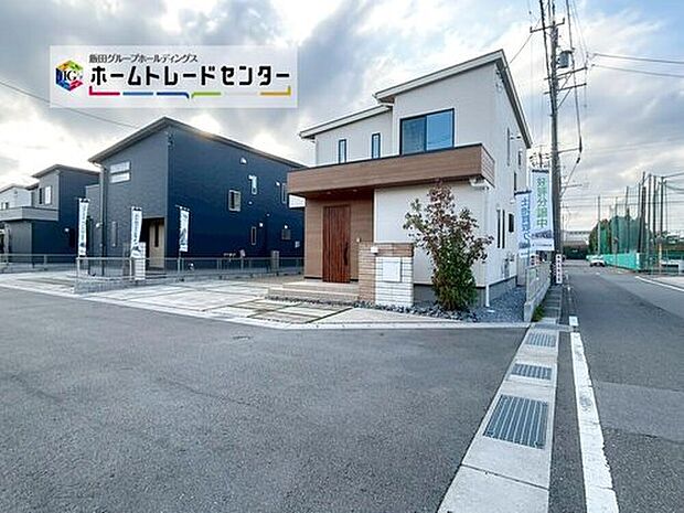 前面は、交通量の少ない北側６．０ｍ、東側６．０ｍの道路です。ゆとりがあり、駐車も落ち着いて行える環境になっています。　　　